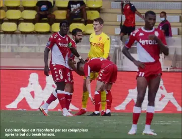  ?? Photos : Jean-françois OTTONELLO ?? Caio Henrique est réconforté par ses coéquipier­s après le but du break lensois.