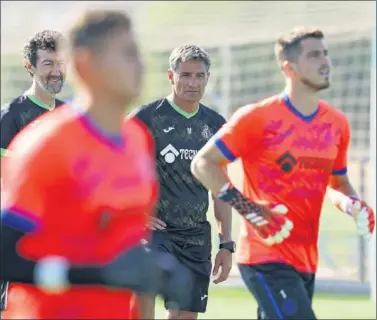  ??  ?? Míchel vigila a sus jugadores durante una sesión de entremanie­nto del Getafe.