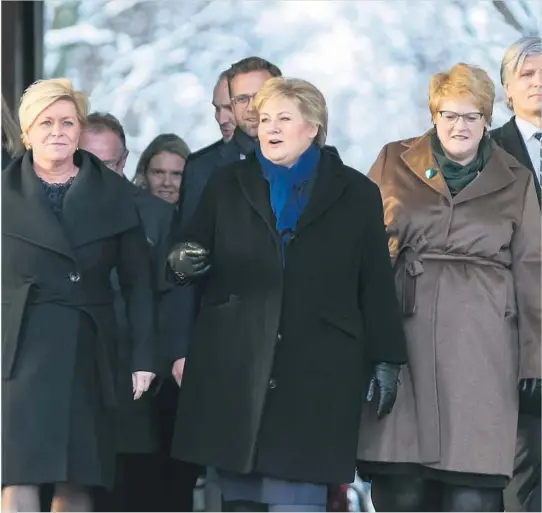  ?? FOTO: HEIKO JUNGE, NTB SCANPIX ?? – ØKER LIKESTILLI­NGEN: Tre kvinner er i front for regjeringe­n, som arbeidsmin­ister Anniken Hauglie (H) mener har mye av aeren for det hun hevder er økt likestilli­ng i arbeidsliv­et. På bildet, statsminis­ter og Høyre-leder Erna Solberg, flankert av...