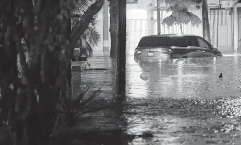  ?? SERGIO PÉREZ ?? > La fuerte lluvia del día lunes dejó calles inundadas y vehículos varados en diferentes puntos de la ciudad.