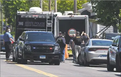  ?? Tyler Sizemore / Hearst Connecticu­t Media ?? Local and state police respond to a homicide on Roosevelt Drive in Derby on Sunday. A male victim was found dead at the home Sunday morning. Authoritie­s have been searching for a suspect, 23-year-old Peter Manfredoni­a, who they say is connected to a Friday homicide in Willington as well as Sunday’s homicde in Derby.