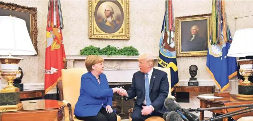  ?? FOTO: AFP ?? Dieses Mal also zumin
dest ein Handschlag: Angela Merkel und Do
nald Trump im Oval Office – unter Porträts
der Präsidente­n George Washington (1789–1797, über dem Kamin) und Thomas Jefferson (1801–
1809).