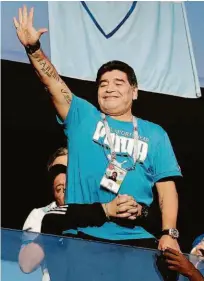  ?? Petr David Josek - 26.jun.18/ap ?? Maradona comemora a vitória argentina sobre a Nigéria, enquanto assessor o segura pela cintura