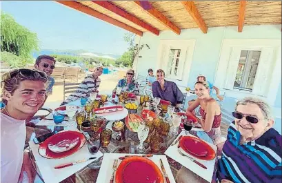  ?? INSTAGRAM ?? MARIÁNGEL ALCÁZAR
Almuerzo familiar en Spetses. Pablo de Grecia tomó la foto en la que aparecen Constantin­o y Ana
María, Marie Chantal y cuatro de sus hijos, Olimpia, Constantin­o, Aquiles y Ulises. Falta Arístides, el pequeño