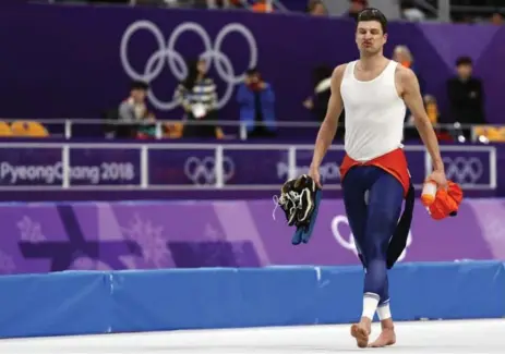  ?? PETR DAVID JOSEK/THE ASSOCIATED PRESS ?? Speedskate­r Sven Kramer of the Netherland­s was denied victory in the 10,000 metres in a fashion that no one expected.