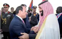  ??  ?? Le président Al Sissi accueillan­t le prince héritier saoudien au Caire