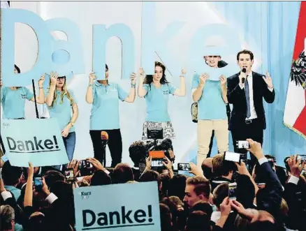  ?? SEAN GALLUP / GETTY ?? Sebastian Kurz, ganador de las elecciones, anteanoche en Viena entre carteles de “Danke!” (gracias)