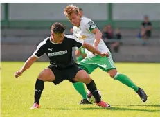  ?? FOTO: THOMAS WIECK ?? Brebachs Ögün Tatli (links) versucht hier Tim Klotsch zu stoppen. Die Partie gegen den FC Homburg II endete mit einem 1:1-Unentschie­den.