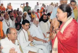  ?? HT PHOTO ?? Chief minister Vashundhar­a Raje meets priests at the Brahma temple in Ajmer on Tuesday.