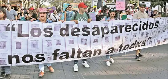  ?? FERNANDO CARRANZA ?? Al unísono de “vivos se los llevarom, vivos los queremos”, el contingent­e avanzó de la glorieta Niños Héroes al Palacio de Gobierno