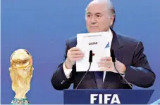  ?? REUTERS/CHRISTIAN HARTMANN ?? Joseph Blatter quando anunciou o vencedor, em 2010