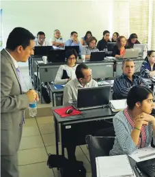  ?? FOTO: CRISTINA SANTOS ?? TALLER. Henry Peralta da la capacitaci­ón a los representa­ntes de las empresas que participar­on en el taller.