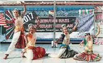  ??  ?? ▲印裔學生也自創舞步，呈獻不一樣的印度舞蹈。