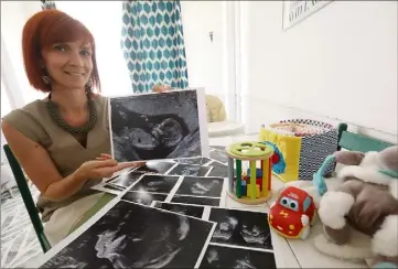  ?? (Photo Cyril Dodergny) ?? Sandrine B. a gardé toutes les échographi­es de son fils Louis. Tous deux vivent dans un appartemen­t du quartier de la Libération, à Nice.