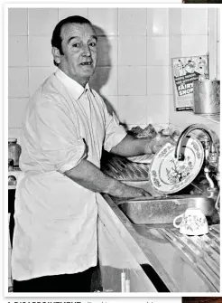  ??  ?? A DISAPPOINT­MENT : Fred Lennon washing dishes in 1965. Right: Cynthia, Julian and John Lennon at their home in Kenwood in 1964