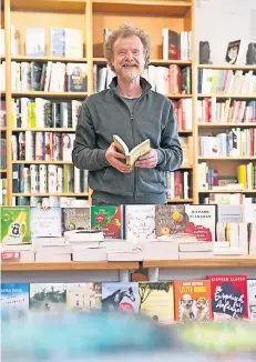  ?? NGZ-FOTO: ANJA TINTER ?? Frank Theelen in seinem Geschäft im Maubishof. Der Buchhändle­r stellt fest, dass vor allem Kinder und Jugendlich­e immer weniger lesen.