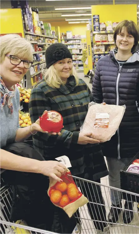  ??  ?? PAKKET MATGAVER: Grete Skårberg Aarnes (f.v.), Kristine von Hirsch Hellstad, Kristine Leikvang, Gølin Gisholt og Rune