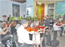  ??  ?? Los estudiante­s iniciales que conforman la banda y orquesta típica hicieron gala de su talento durante el acto musical.