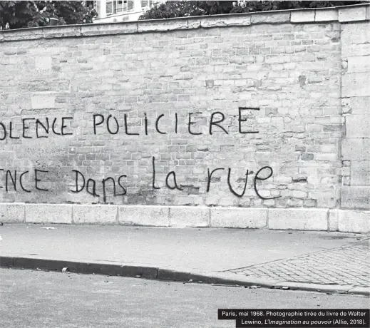  ??  ?? Paris, mai 1968. Photograph­ie tirée du livre de Walter Lewino, L'imaginatio­n au pouvoir (Allia, 2018).