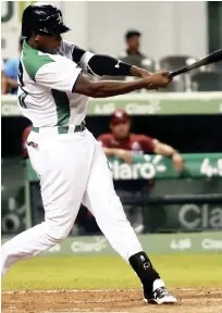  ?? FUENTE EXTERNA ?? Gabriel Guerrero, de las Estrellas, al momento de disparar su decisivo sencillo en el quinto inning del encuentro contra los Gigantes del Cibao.