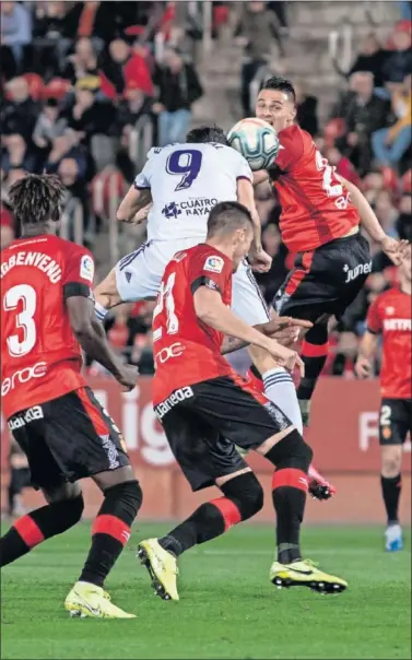  ??  ?? Enes Ünal remata a portería en una ocasión de la primera mitad durante el Mallorca-Valladolid de ayer.