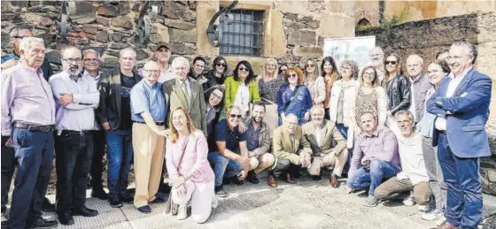  ?? CARLA GRAW ?? Foto de familia de los trabajador­es en activo y jubilados de El Periódico Extremadur­a, ayer junto al monolito y el edificio de La Generala.