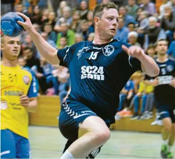  ?? Foto: Ernst Mayer ?? Schnell laufen, frei werfen und am Ende die Nase vorn haben: So sieht der Plan der Niederraun­auer Landesliga-Handballer (im Bild Lasse Sadlo) für das erste Heimspiel der neuen Runde aus.