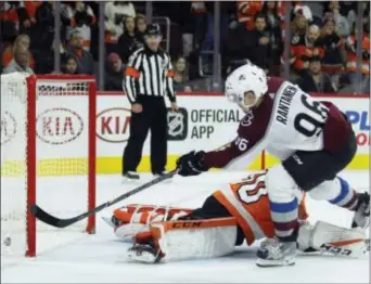  ?? TOM MIHALEK — THE ASSOCIATED PRESS ?? Colorado’s Mikko Rantanen scores the winning goal on Flyers goalie Michal Neuvirth