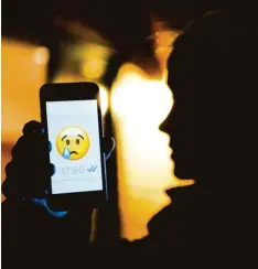  ?? Foto: Stratensch­ulte, dpa ?? Mehr als ein trauriges Emoji: Die Nachricht, die Eltern und Kinder in der Region ge rade entsetzt, enthält eine Sprachspur mit gruseligem Inhalt.