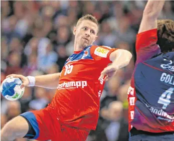  ?? FOTO: MARIO M. KOBERG/BEAUTIFUL SPORTS/IMAGO IMAGES ?? Nur noch bis Mitte Mai für den HBW Balingen-Weilstette­n am Ball: Martin Strobel (hier gegen Flensburg-Handewitts Johannes Golla).