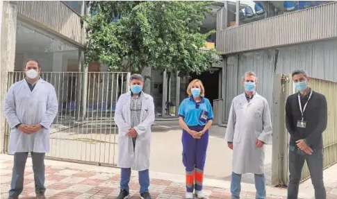  ?? ABC ?? El doctor González Lama, segundo por la derecha, posa con parte del equipo del ensayo en el centro de salud