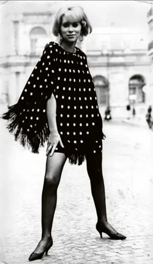  ?? PHOTOS ANL. SHUTTERSTO­CK. SIPA. KEYSTONE-FRANCE. GAMMA. RAPHO ?? Ci-contre, Mireille Darc en Yves Saint Laurent, en 1968. A droite, la collection printemps-été 1968 de Coco Chanel.