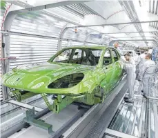  ?? FOTO: JAN WOITAS ?? Produktion des Porsche Macan im Werk in Leipzig: Auch die Automobilb­ranche schraubt ihre Hoffnungen für die kommenden Monate zurück und erwartet nur noch leichte Zuwächse.