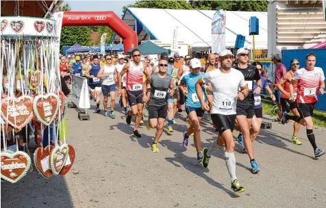  ?? Fotos: Xaver Habermeier ?? Ungewohnte­s Ambiente: Der Weg vom Start sowie zum Ziel vor dem Bierzelt führte die Teilnehmer des 16. Neuburger Stadtlaufs an den Ständen des Volksfeste­s vorbei hinaus auf die rund 7,5 Kilometer lange Strecke.