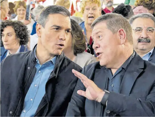  ?? JESÚS MONROY / EFE ?? Pedro Sánchez y el presidente de Castilla-La Mancha, Emiliano García-Page, ayer durante el acto en Puertollan­o.