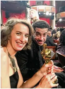  ??  ?? Tamara Rosenberg avec Ezra Edelman le réalisateu­r d’ OJ Made in America qui a reçu l’oscar du meilleur documentai­re.