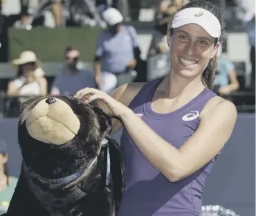  ??  ?? 0 Johanna Konta holds a stuffed bear, the symbol of California, after her victory at Stanford.