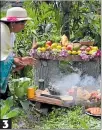 ??  ?? 3. Frutos. En un fogón de leña colocan frutas y flores para cumplir con el ritual.