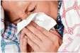  ?? Foto: dpa ?? Eine Grippe haut einen ganz schön schnell um. Dann heißt es: Ab ins Bett, und für viele auch: Nase putzen.