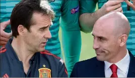  ??  ?? Julen Lopetegui, selectionn­eur, et Luis Rubiales, président de la Fédération espagnole de football. Une image d’archives car, hier, la Fédé ibérique a décidé de se séparer de son sélectionn­eur - devenu entraîneur du Real Madrid mardi à moins de ...