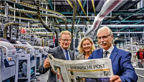  ?? RP-FOTO: ANDREAS KREBS ?? In der Druckerei der RP (von links): IHK-Präsident Andreas Schmitz, Marion Hörsken (IHK Geschäftsf­ührerin Industrie, Innovation und Umweltschu­tz) und Druckereic­hef Matthias Tietz.