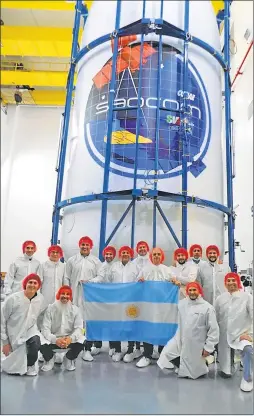 ?? GTA CONAE ?? EQUIPO. Los ingenieros argentinos en la despedida del satélite.