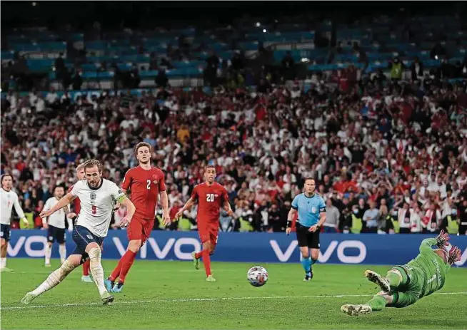  ?? Fotos: AFP ?? Der Engländer Harry Kane trifft im Nachschuss nach seinem vergebenen Elfmeter, Kasper Schmeichel ist geschlagen.