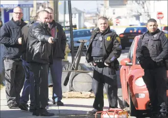  ?? Ned Gerard / Hearst Connecticu­t Media ?? Bridgeport Police investigat­e the scene around the intersecti­on of Kossuth and Jane streets where a man was shot to death early Friday.