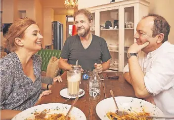  ?? FOTO: RABSCH ?? Die Autoren Sarah Nemitz und Lutz Hübner (r.) mit dem Regisseur ihres neuen Stückes, Sönke Wortmann.