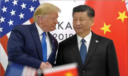  ?? FOTO: SUSAN WALSH/AP/ RITZAU SCANPIX ?? Den amerikansk­e præsident, Donald Trump, lader, som om han er i stand til at holde styr på Kinas magtfulde præsident, Xi Jinping, men løbet er kørt for længst, fastslår Henrik Skov.