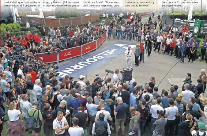  ??  ?? Chase Carey, micrófono en mano, habla a los medios de comunicaci­ón en el ‘paddock’ de Albert Park una vez se comunicó de forma oficial la cancelació­n del GP de Australia.