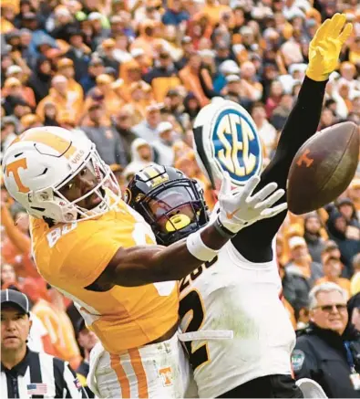  ?? WADE PAYNE/AP ?? Tennessee wide receiver Ramel Keyton, left, tries to make a catch as he’s defended by Missouri defensive back Ennis Rakestraw Jr. during Saturday’s game in in Knoxville, Tenn. Rakestraw Jr. was called for pass interferen­ce on the play.