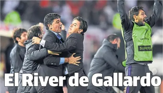  ?? (FOTOBAIRES) ?? Abrazo técnico. Gallardo y su cuerpo técnico festejan el segundo gol de River, con el que el Millonario se volvió a meter en las semis.