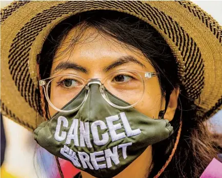  ?? VALERIE MACON AFP VIA GETTY IMAGES ?? A protester attends a Los Angeles demonstrat­ion to cancel rent and avoid evictions amid the coronaviru­s pandemic in August.